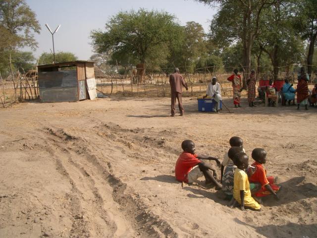 Children_in_Abiyei_waiting_for_tents.JPG